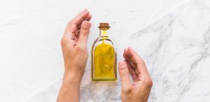 ¿Qué es la oleoterapia? Todo lo que necesitas saber sobre el uso del aceite en el cuerpo